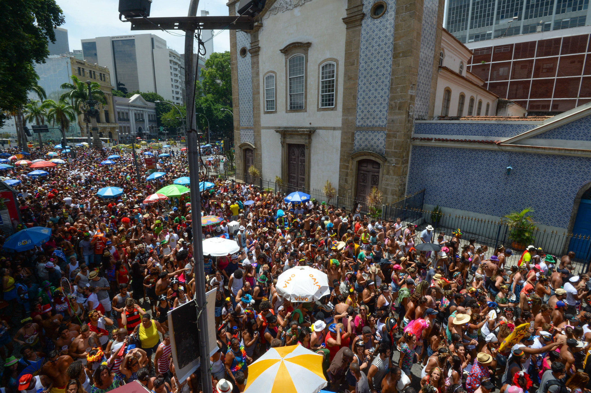 Confira os blocos que desfilam no pré-carnaval de rua do Rio 2019