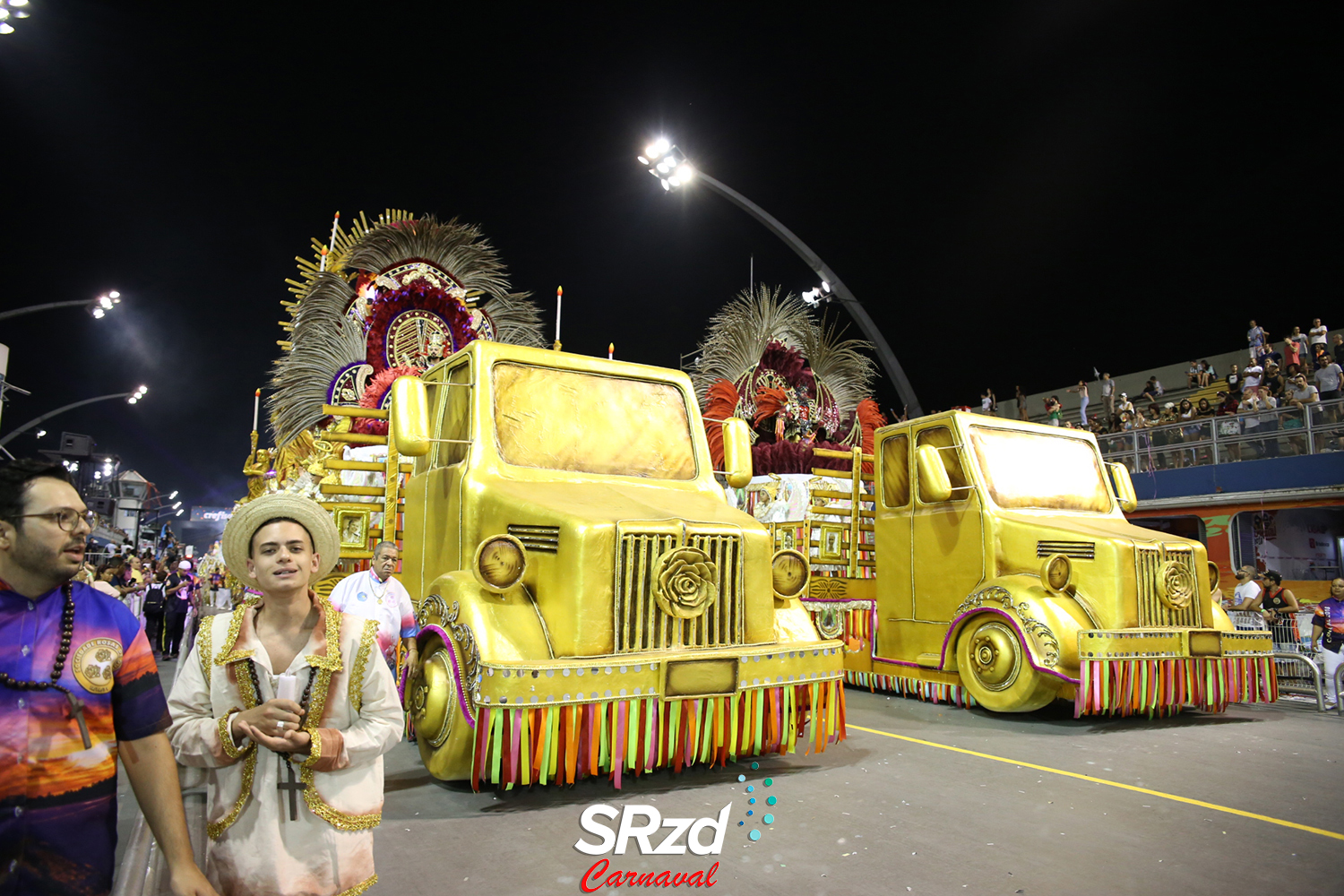 ‘Pisa fundo que o destino é logo alí’: no Dia do Caminhoneiro, relembre o desfile da Rosas de Ouro