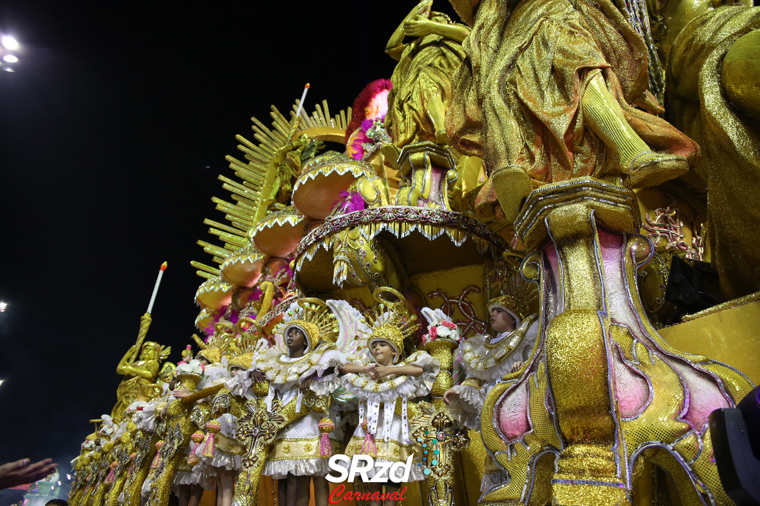 Identidade e ousadia da bateria, aliadas a leveza do samba, marcam desfile da Rosas de Ouro