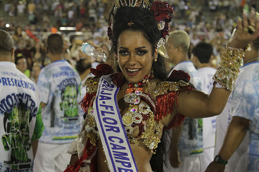 Raissa Oliveira se pronuncia após deixar posto de rainha de bateria da Beija-Flor