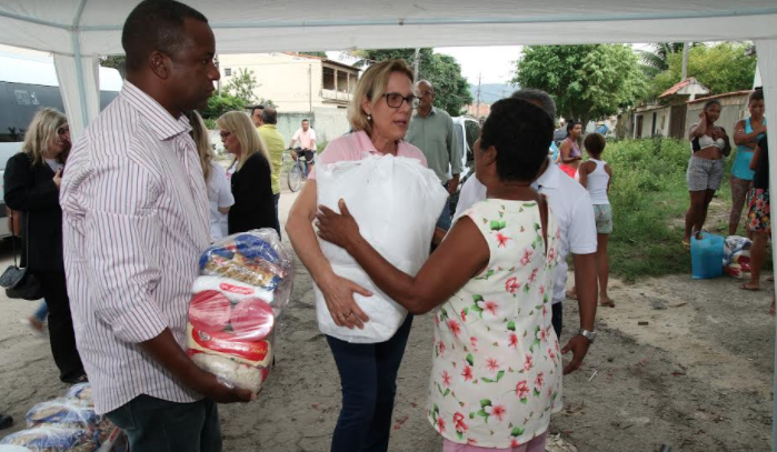 Primeira-dama Sylvia Jane Crivella entrega donativos a famílias na Zona Oeste