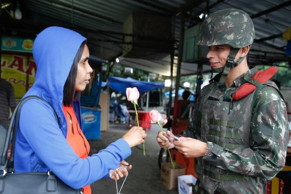 Forças Armadas distribuem flores na Vila Kennedy no Dia Internacional da Mulher