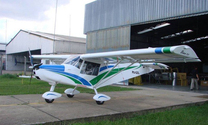 Avião monomotor cai às margens da Rodovia Presidente Dutra, em Nova Iguaçu