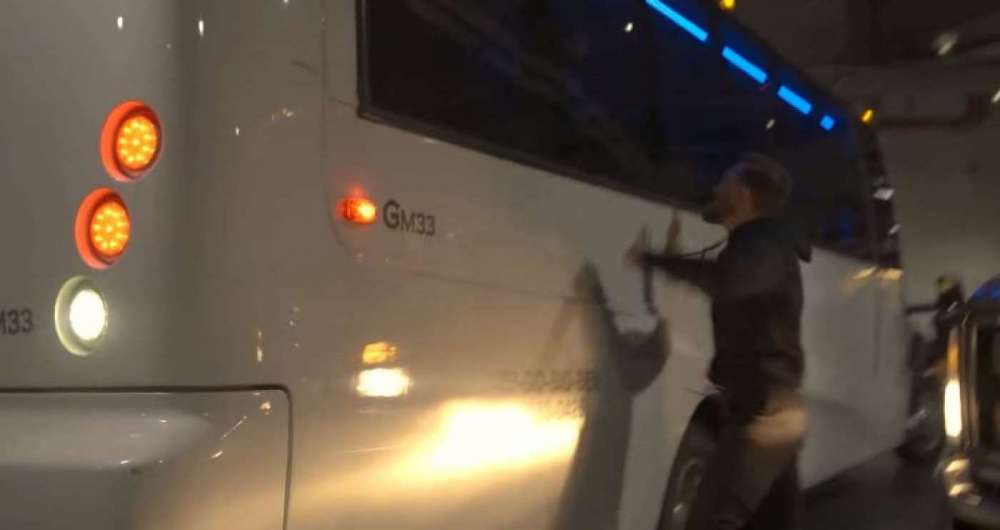 Vídeo: Conor McGregor ataca ônibus do UFC