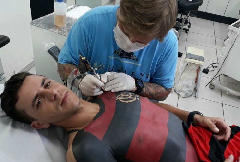 Torcedor faz tatuagem da camisa do Flamengo em tamanho real