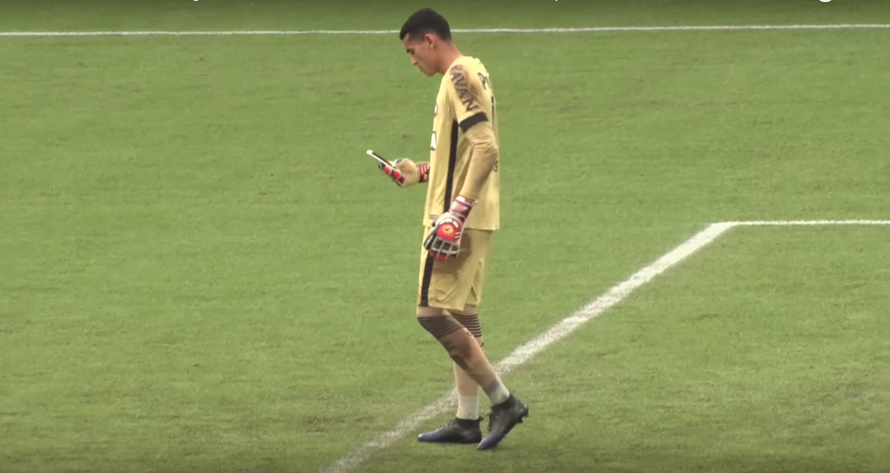 Goleiro usa celular no campo em ação de marketing