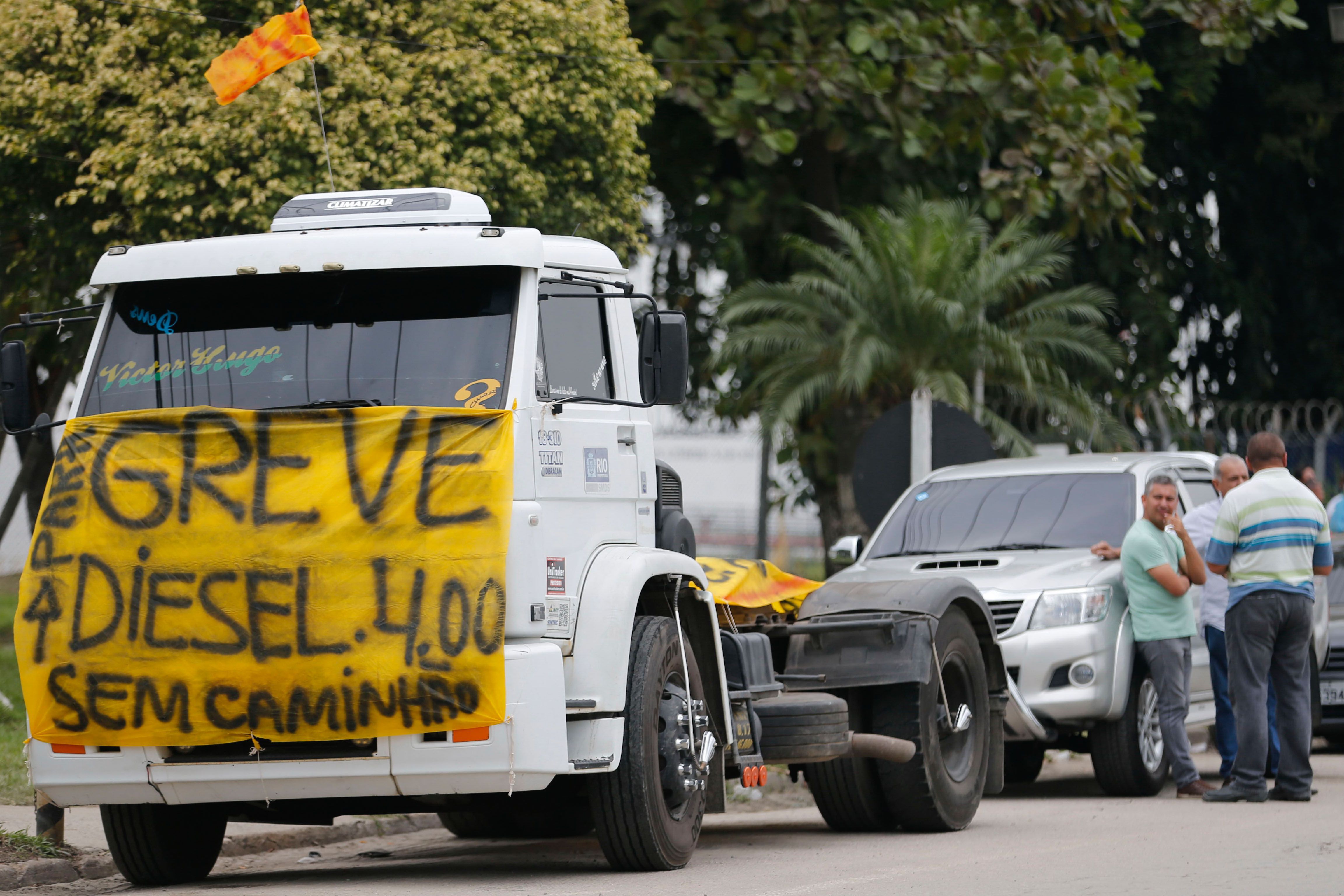 Caminhoneiros decidem manter greve que afeta supermercados, aeroportos e transporte