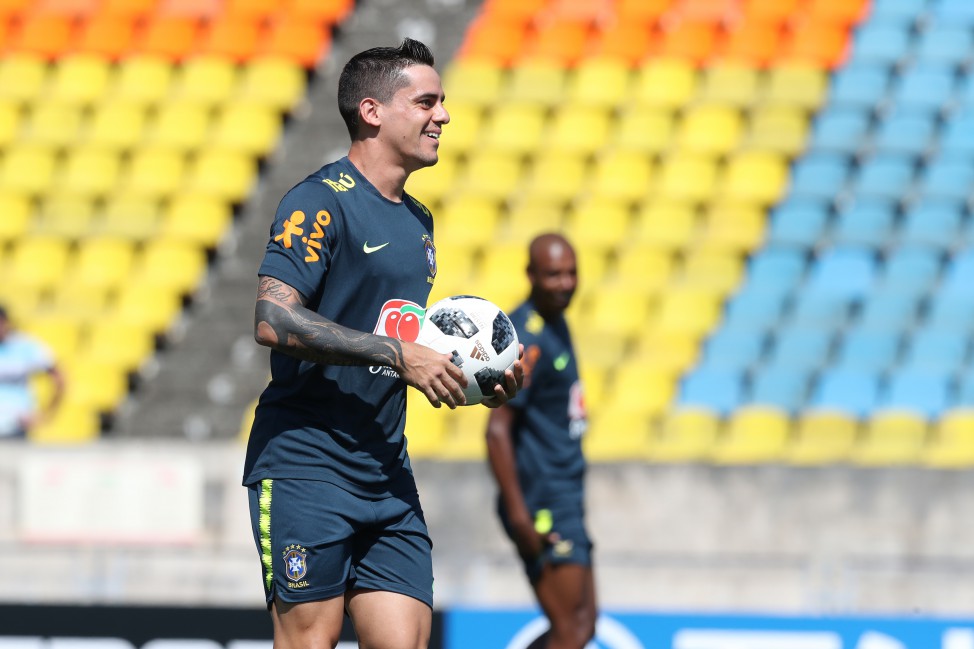 Danilo apresenta lesão e Fágner será titular contra a Costa Rica