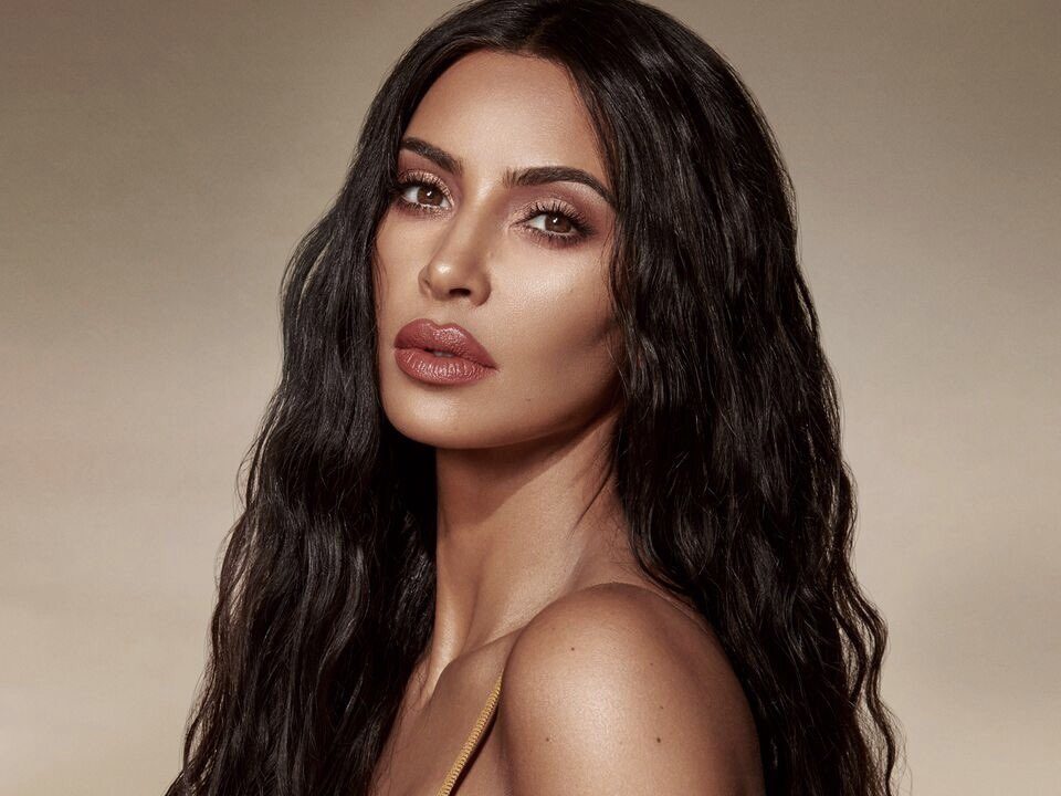 Kim Kardashian gera polêmica por alisar cachos da filha; ela se justifica