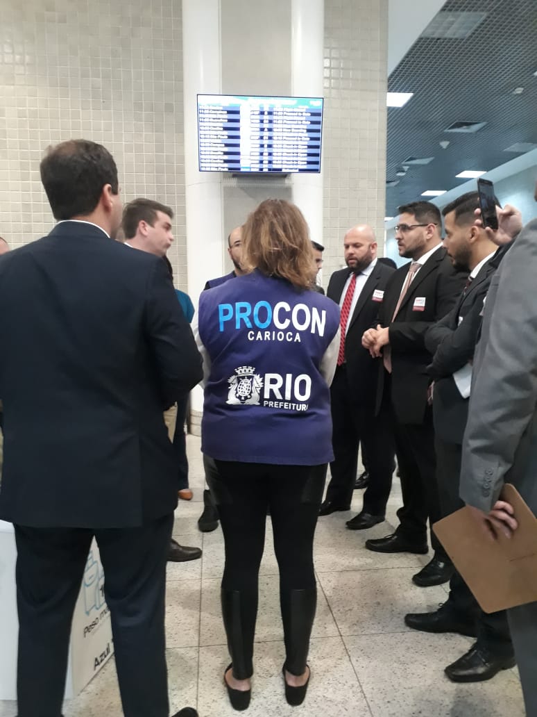 Procon Carioca notifica duas empresas aéreas em blitz em aeroporto