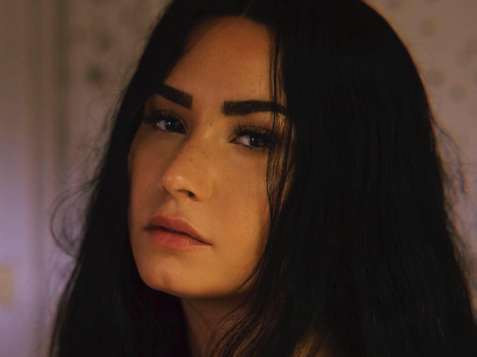 Após três meses internada, Demi Lovato deixa clínica de reabilitação