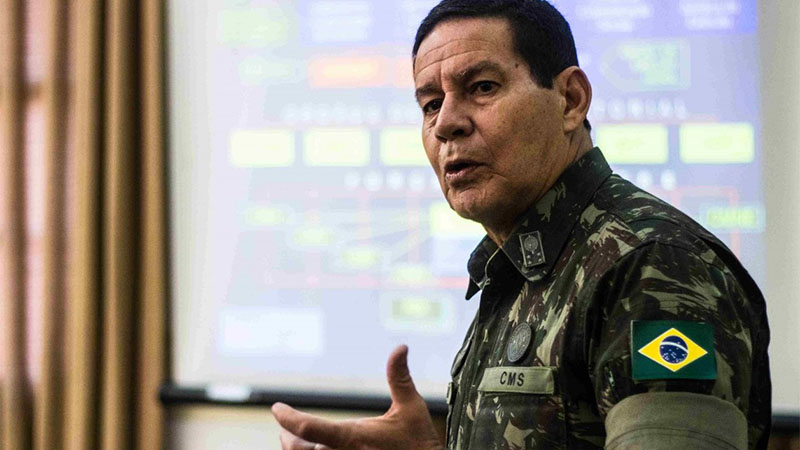 Mourão critica Carlos Bolsonaro: ‘a democracia é um pilar da civilização’