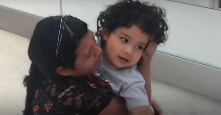 Filho não reconhece mãe após meses separados pelos Estados Unidos