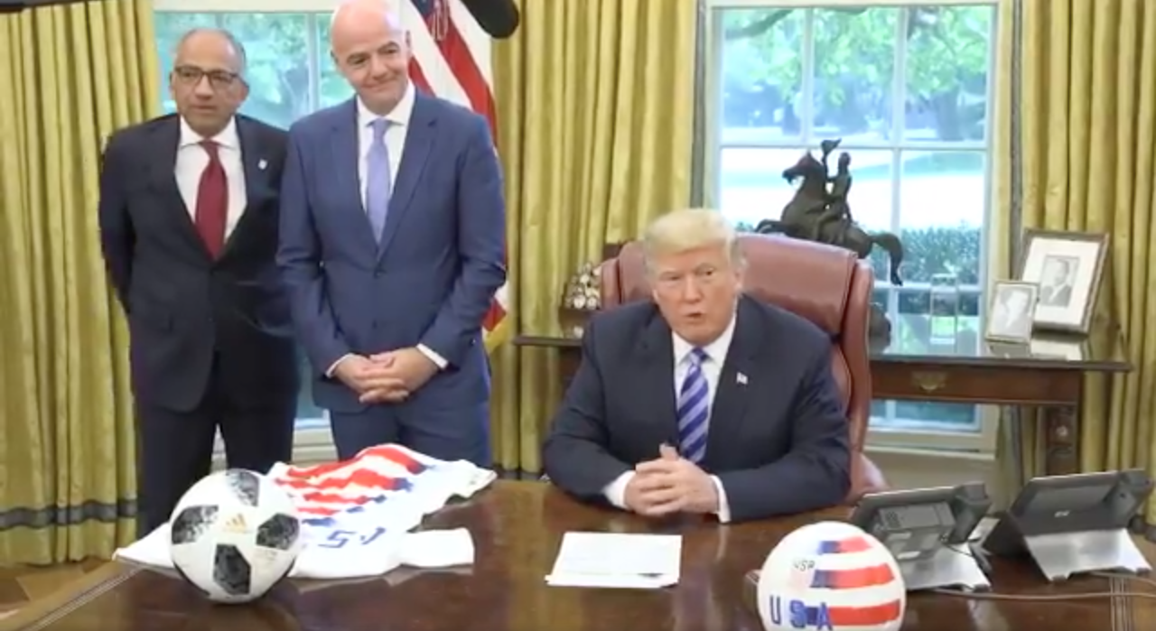 Em coletiva com a FIFA, Trump mostra cartão vermelho para imprensa e faz piada com Brasil