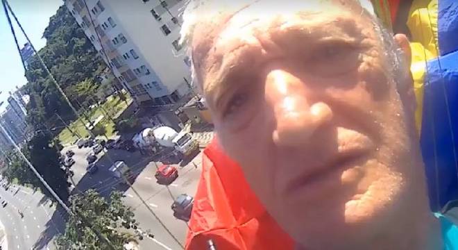 Vídeo: idoso fica preso em poste após salto em São Vicente