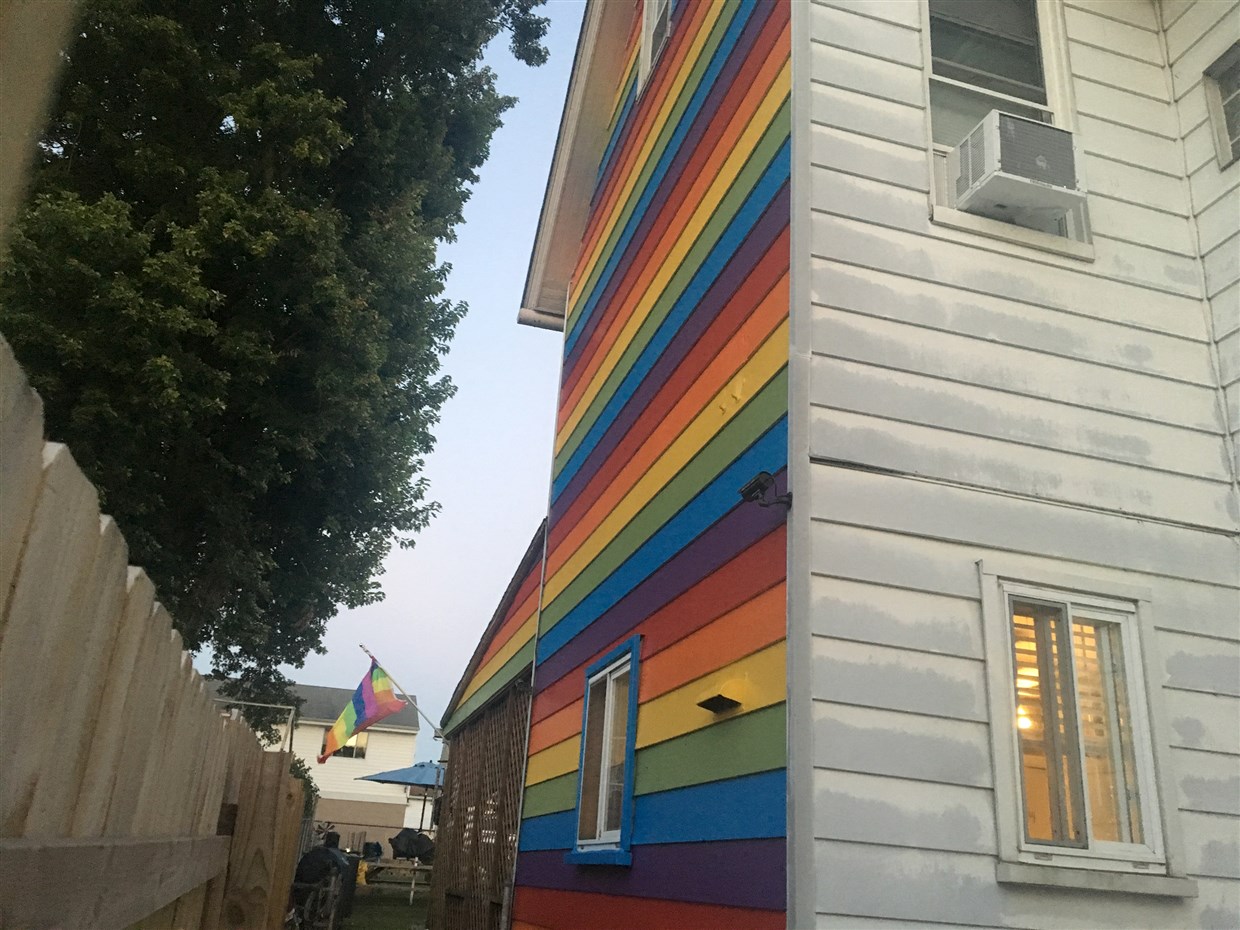 Vítima de constante homofobia, casal lésbico pinta casa com cores do arco-íris