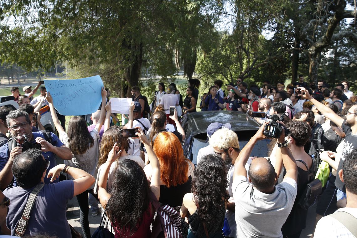 Protesto tem confusão entre manifestantes e policiais em frente ao Museu Nacional