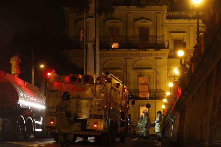 Polícia Federal investiga causa de incêndio no Museu Nacional