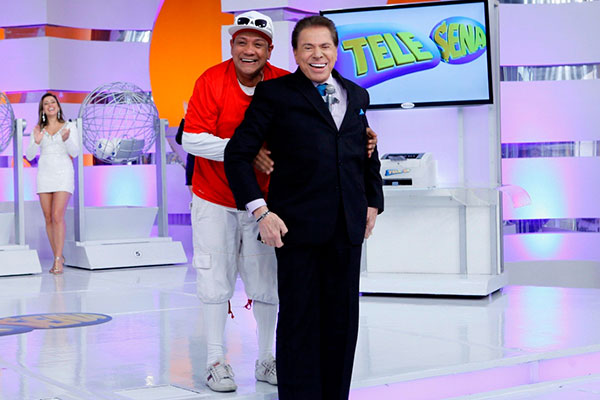 Assistente de Silvio Santos, Liminha passa mal em gravação e é internado com suspeita de AVC