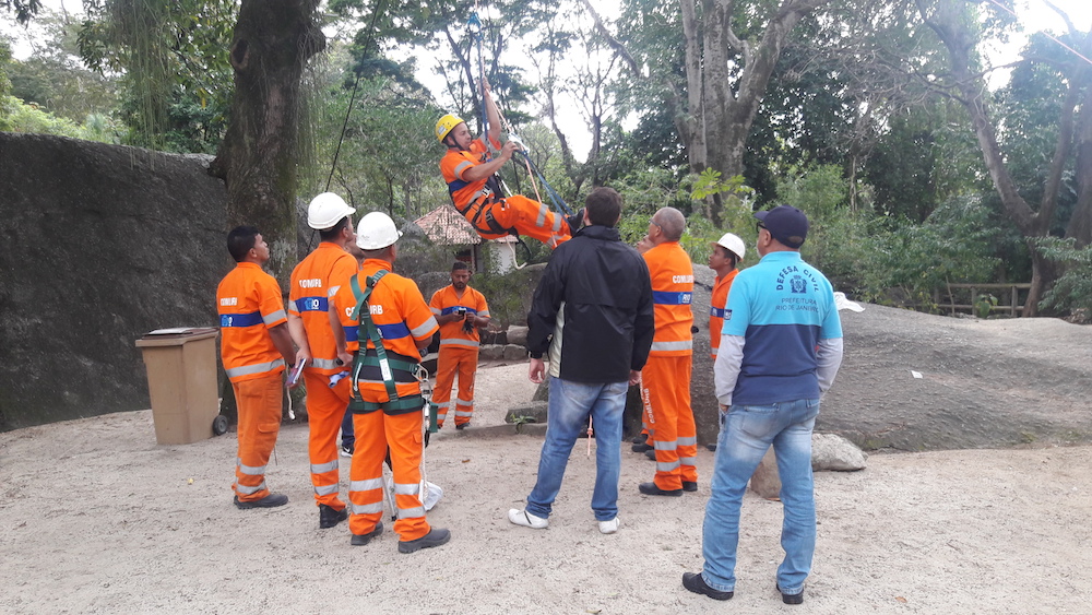 Defesa Civil leva curso de Segurança em Alturas a funcionários da Comlurb