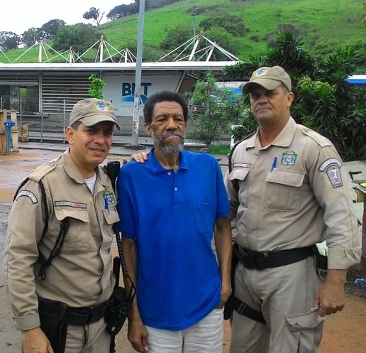 Guardas municipais ajudam idoso com Alzheimer a reencontrar a família