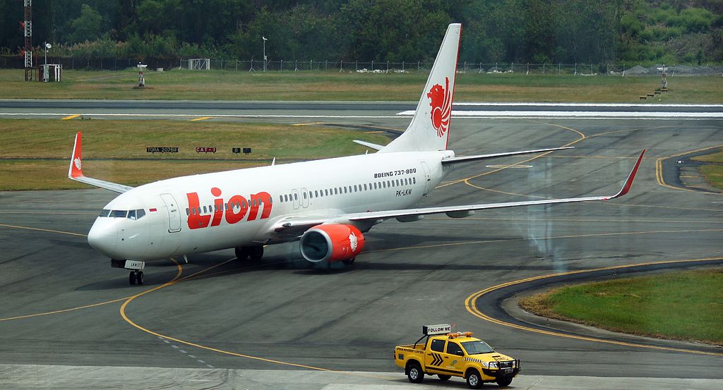 Avião cai na Indonésia; autoridades descartam sobreviventes