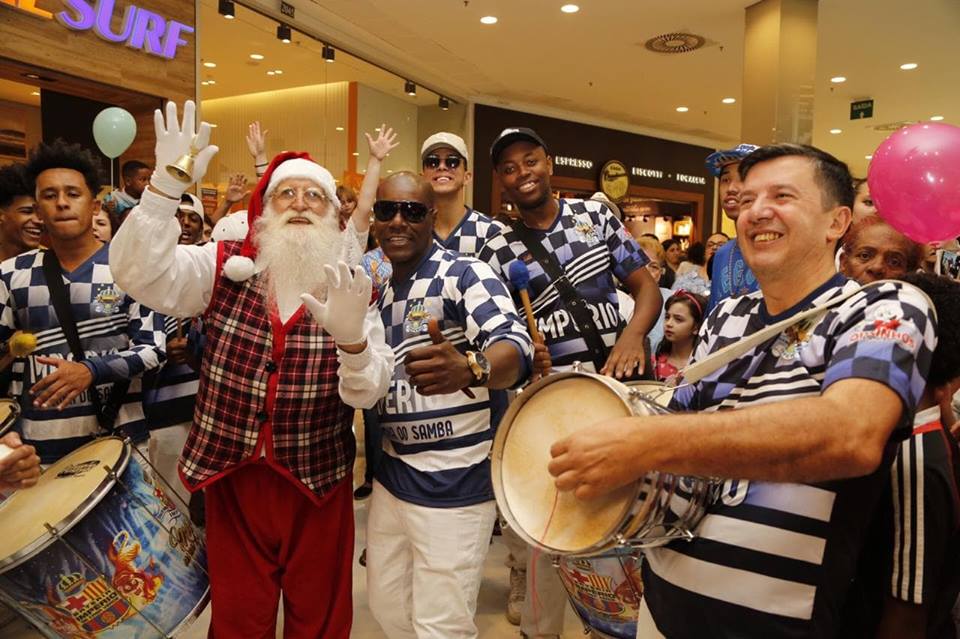 Papai Noel chega no ritmo do Carnaval em shopping paulistano