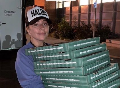 Lady Gaga entrega pizzas e ajuda vítimas de incêndio na Califórnia