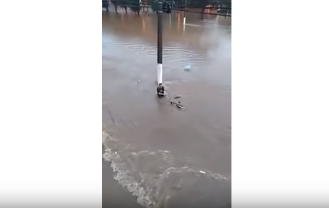 Desespero: vídeo mostra ciclista que morreu em SBC sendo levado pela enchente