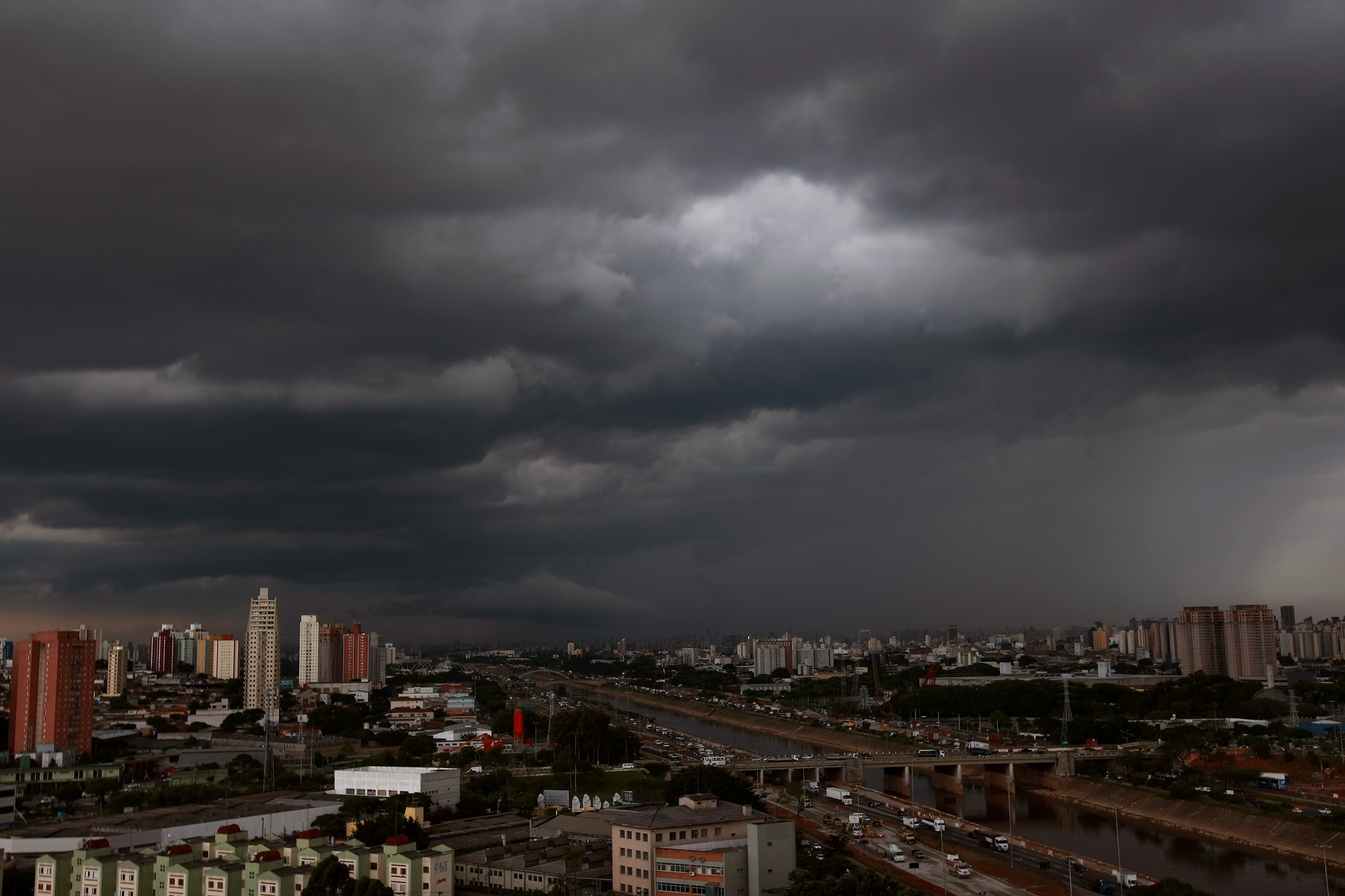 Chuva deixa SP e região metropolitana em estado de alerta