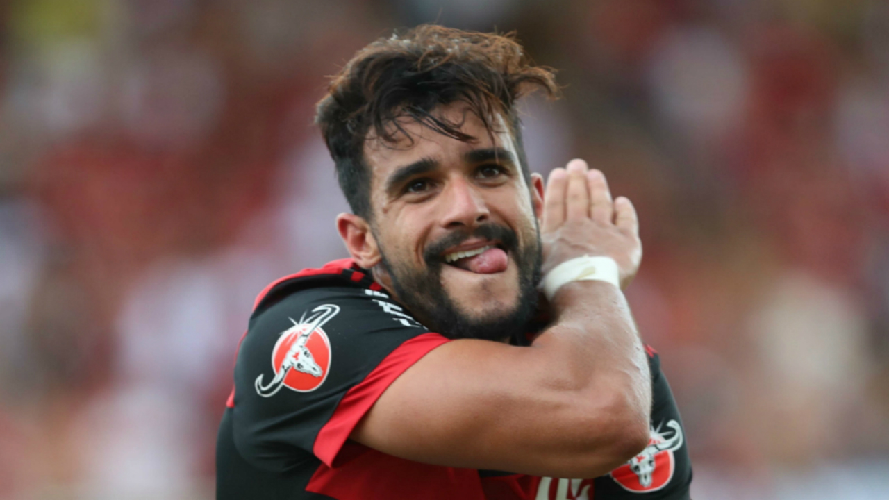 Atacante do Flamengo, Henrique Dourado é internado no Rio