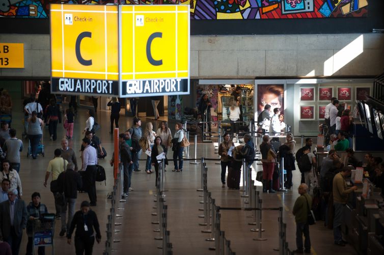 Prefeito de Guarulhos quer fechar aeroporto por 15 dias para conter variante indiana