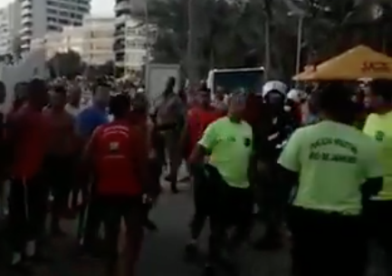 Guardas, bombeiros e policiais se envolvem em confusão em praia do Rio