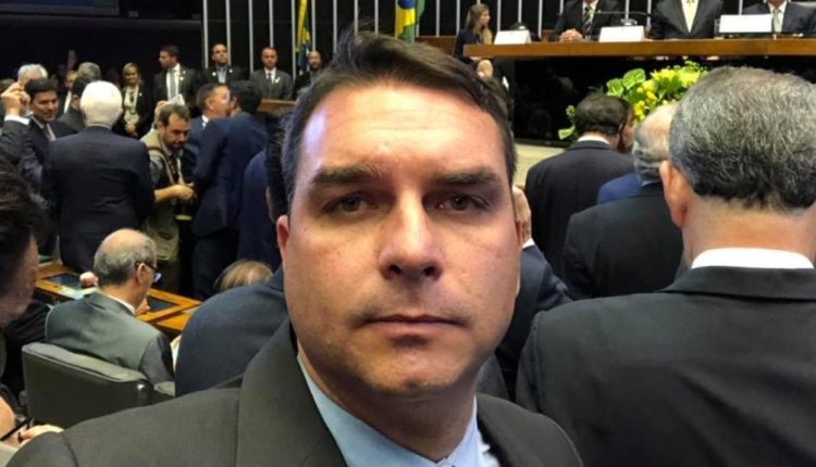 Mulher de miliciano trabalhou por mais de dez anos no gabinete de Flávio Bolsonaro