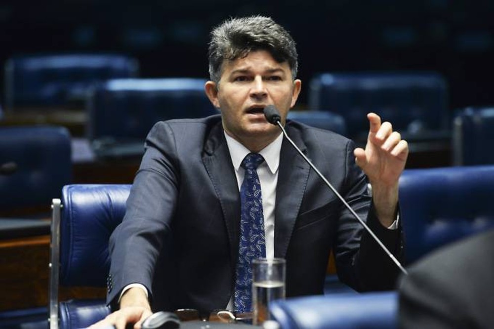 Senador se envolve em discussão na internet após post que ironizou Jean Wyllys