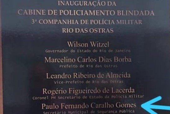 Placa de inauguração de cabine da PM com erro vira motivo de piada no Rio