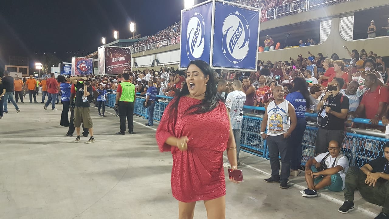 Aos prantos, Regina Celi diz ter sido expulsa da pista durante desfile do Salgueiro