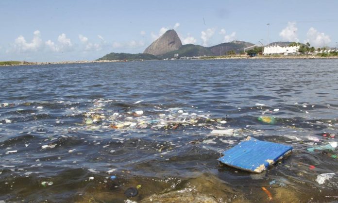 Novo vazamento de chorume de Gramacho polui Baía de Guanabara