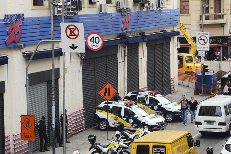 Guarda Civil Metropolitana interdita shopping na rua 25 de Março em SP