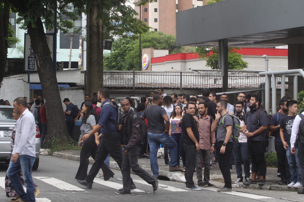 Prédio treme e é evacuado após funcionários pularem ao mesmo tempo em palestra motivacional