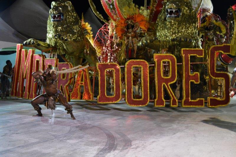 Escolas de samba fazem Carnaval em Porto Alegre após jejum de dois anos