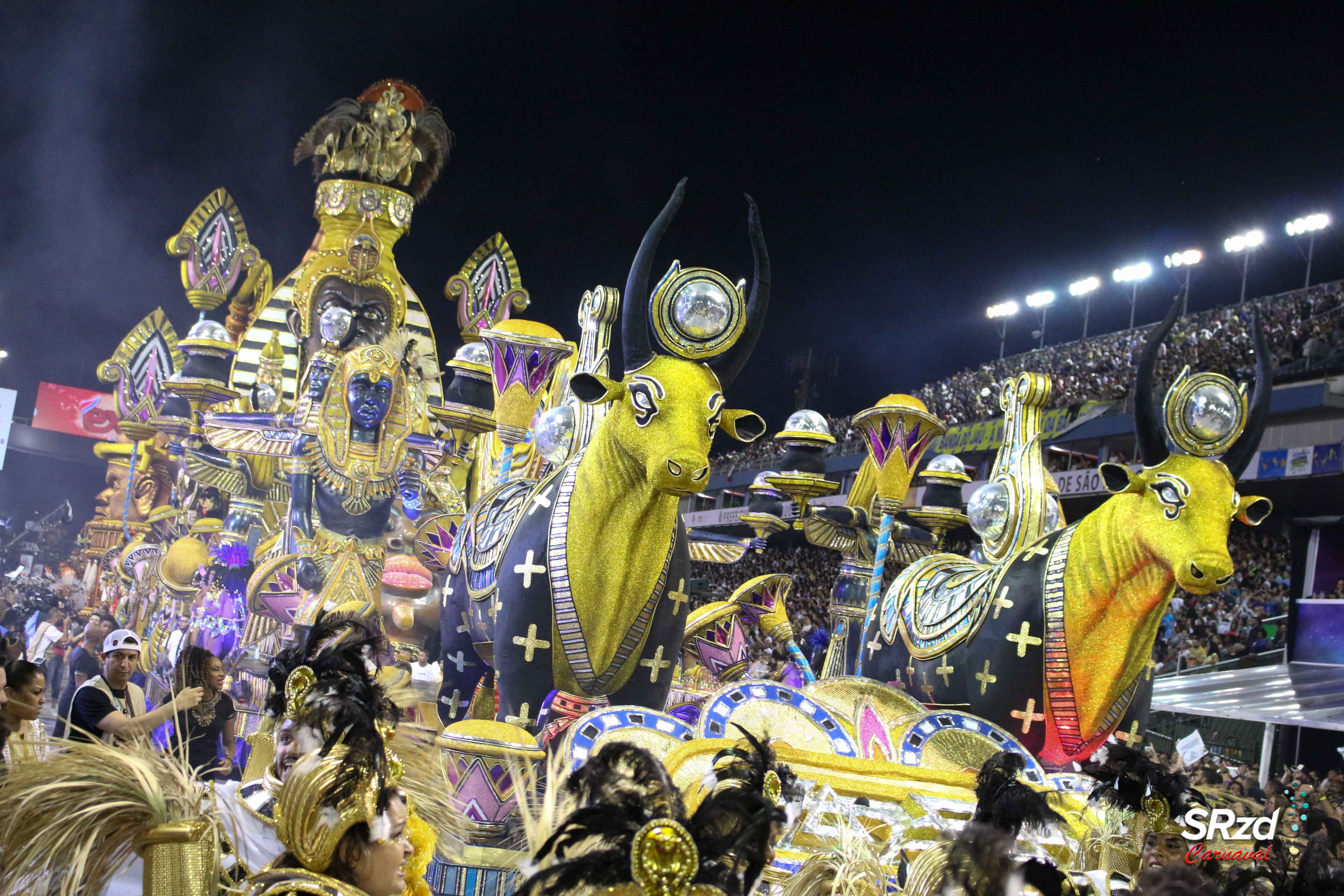 Vai-Vai honra suas tradições em desfile que lhe faz voltar a sorrir