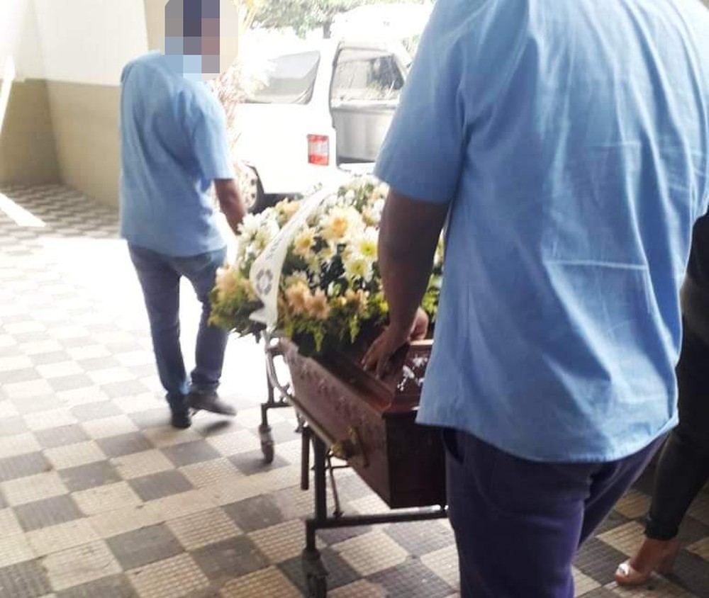 Funerária troca corpos e família vela corpo errado em São Paulo
