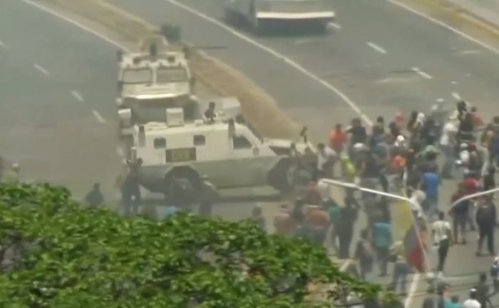 Vídeo: veículo blindado atropela manifestantes na Venezuela