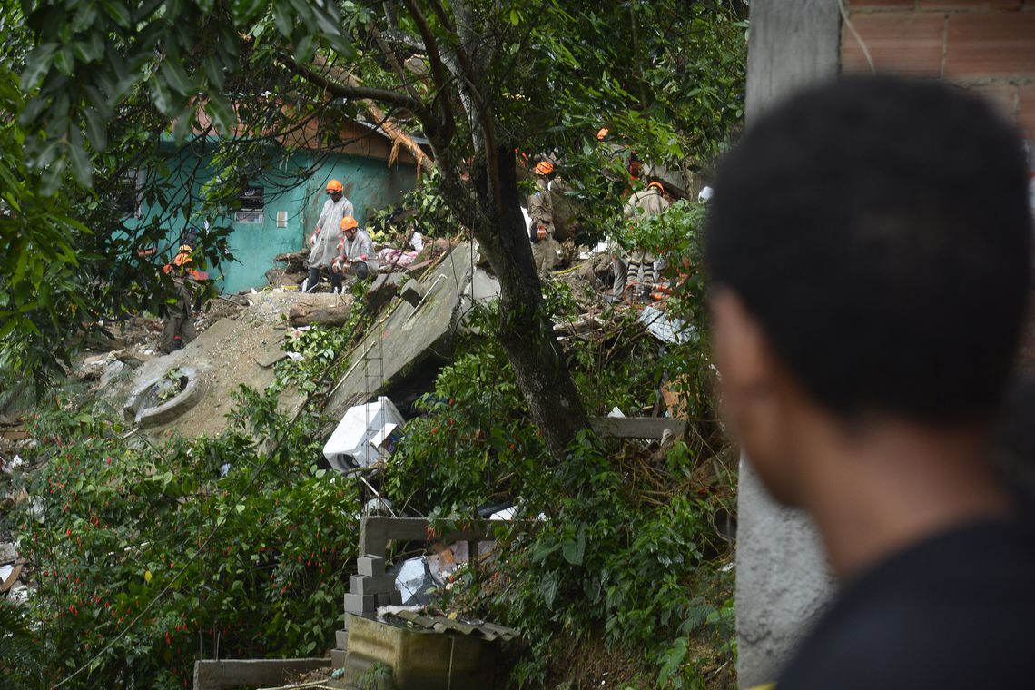 Chuva deixa mortos e um rastro de destruição em vários pontos do Rio