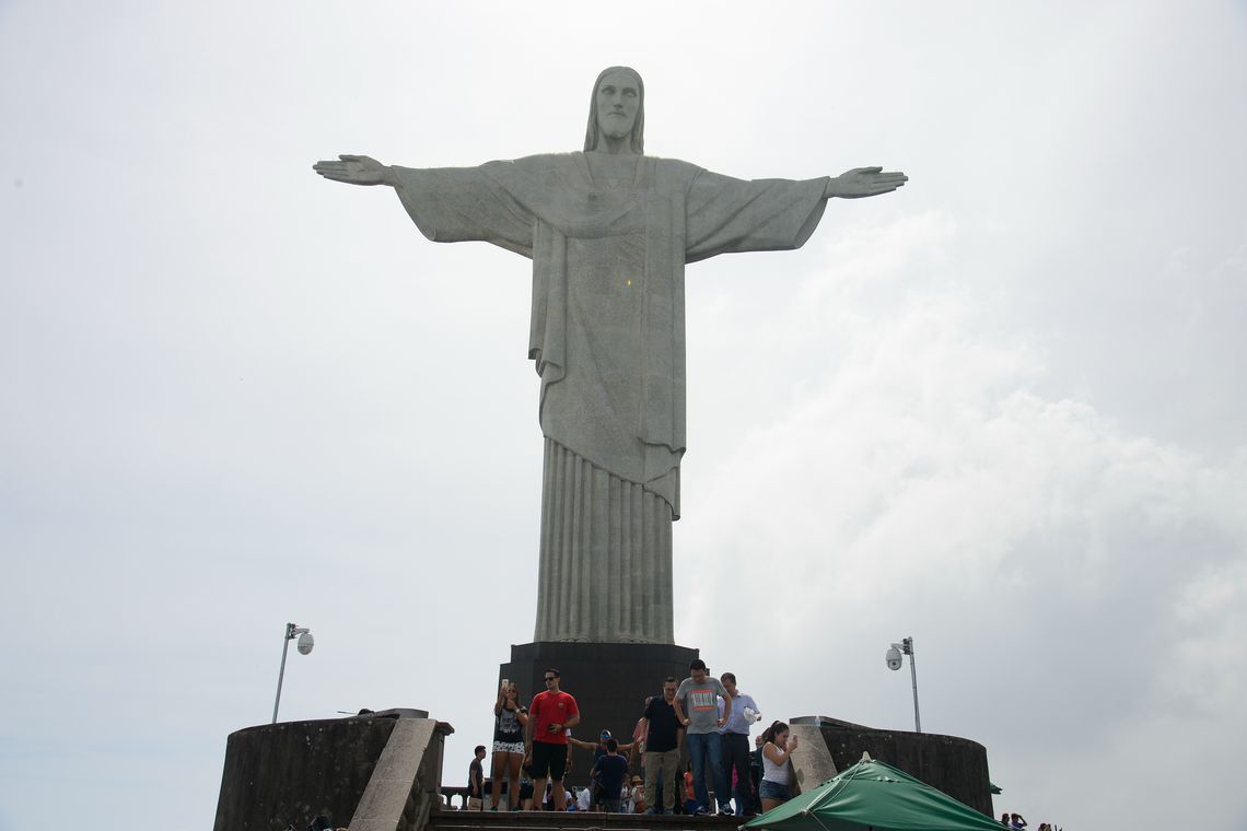 Cristo Redentor recebe iluminação especial para campanha Abril Verde