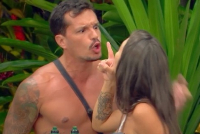 Participante dá cotovelada no rosto de mulher e é expulso de reality show