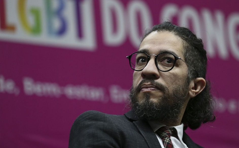 Jean Wyllys comenta postagem de Carlos Bolsonaro: ‘Enrustido’