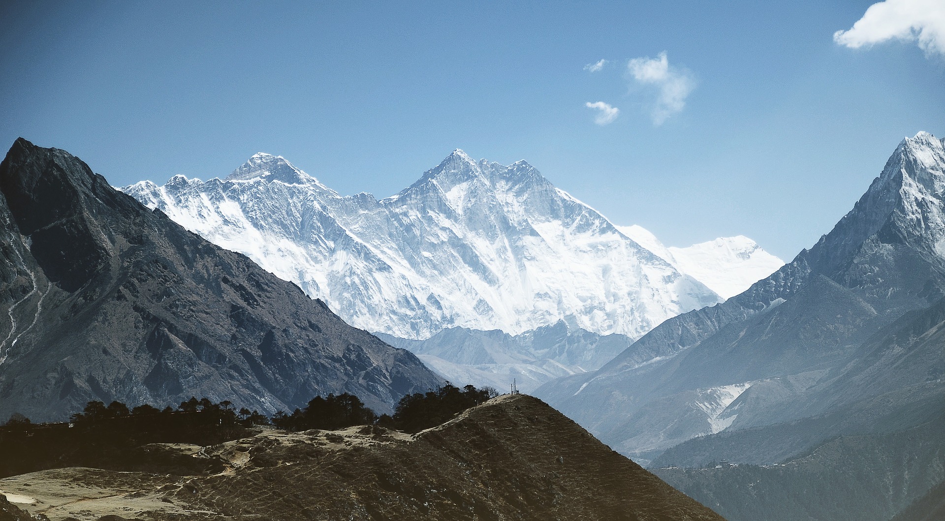 Nepal recupera 4 corpos e retira 11 toneladas de lixo no Everest