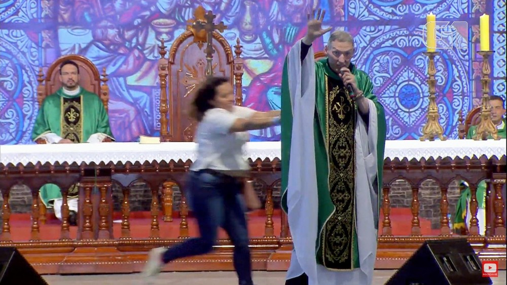 Mulher empurra padre Marcelo Rossi de altar durante missa; assista